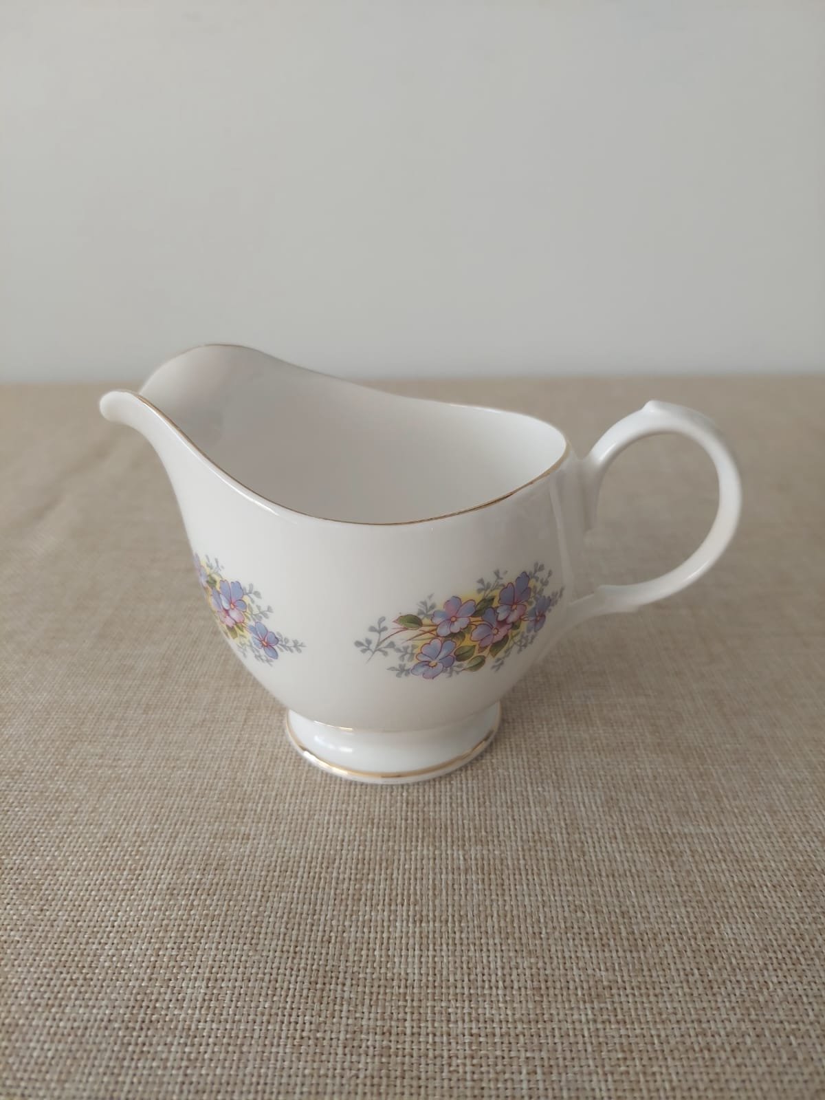 Lechero Vintage Royal Kent Bone China – Porcelana Inglesa Staffordshire con Motivo Floral y Detalles Dorados - Imagen 2