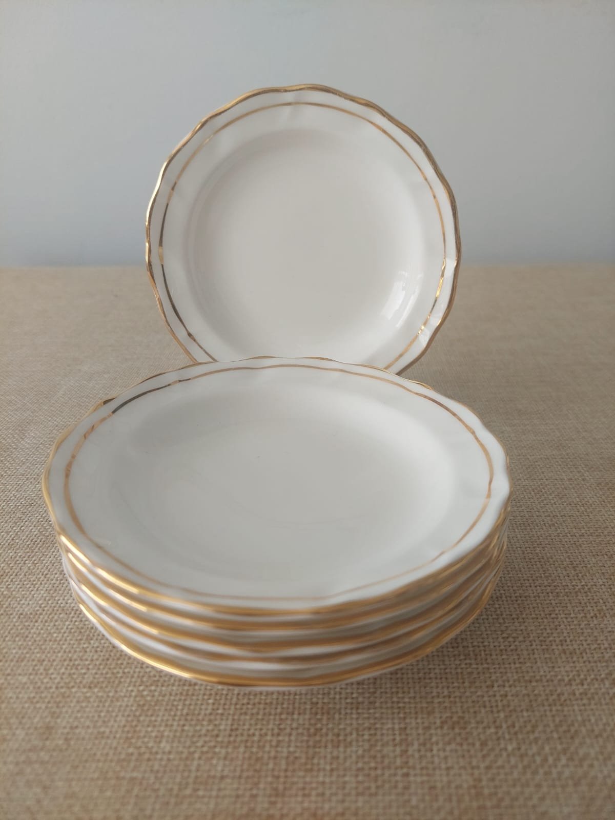 Set de 6 Platos para Pan y Mantequilla Duchess Bone China "Ascot" – Porcelana Inglesa con Borde Dorado - Imagen 2