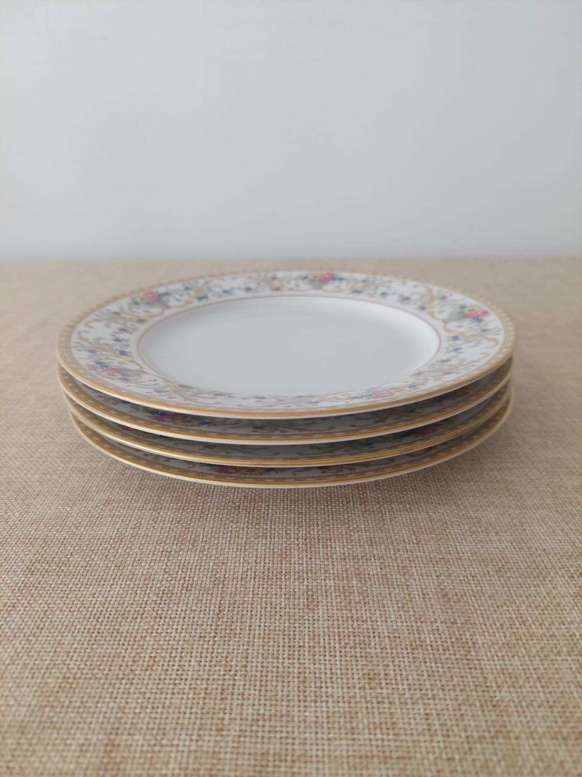 Platos de postre Eschenbach Bavaria sobre una elegante mesa de té con pastel, taza de té y flores blancas, en un ambiente cálido y acogedor.