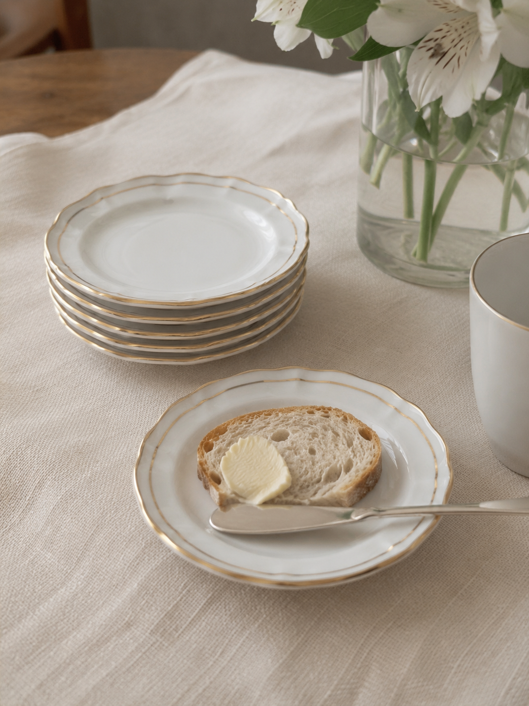 Set de seis platos de pan vintage Duchess Bone China modelo Ascot, porcelana inglesa blanca con delicados bordes ondulados y finos detalles dorados, en excelente estado.