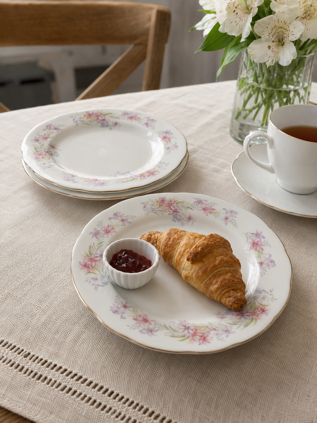 Set de tres platos de pan vintage Duchess Bone China Riversong, porcelana inglesa con delicado diseño floral en tonos rosados, lilas y verdes, borde dorado y excelente estado.