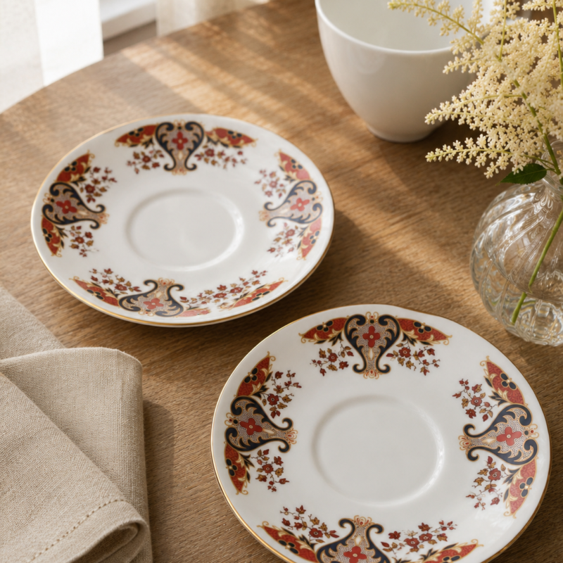 Par de platos de té Colclough Royale Fine Bone China inglesa de 14 cm con decoración floral clásica en tonos azul, terracota y detalles dorados.