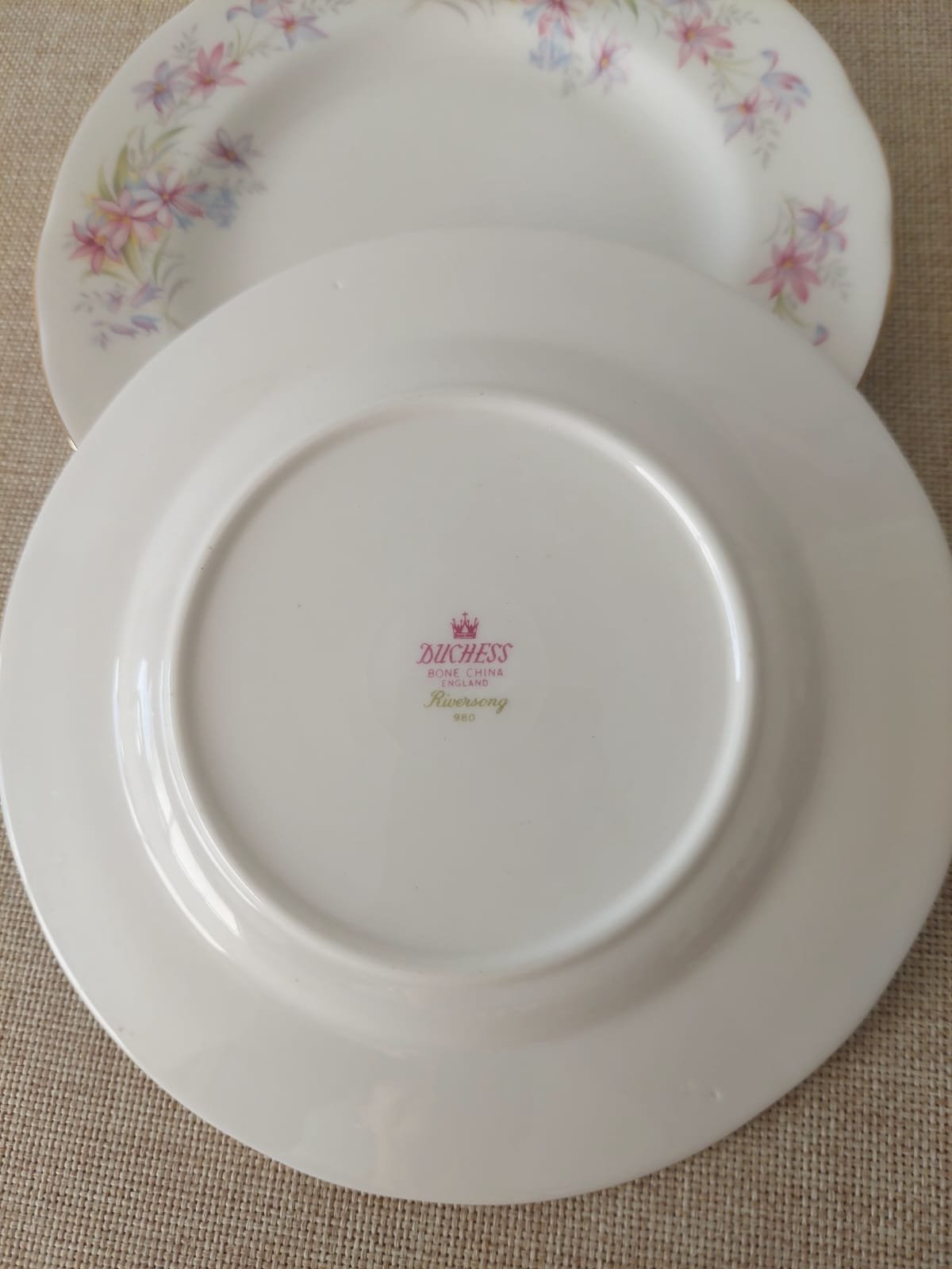 Set de 3 Platos para Pan Duchess Bone China "Riversong" – Fine Bone China Inglesa - Imagen 3