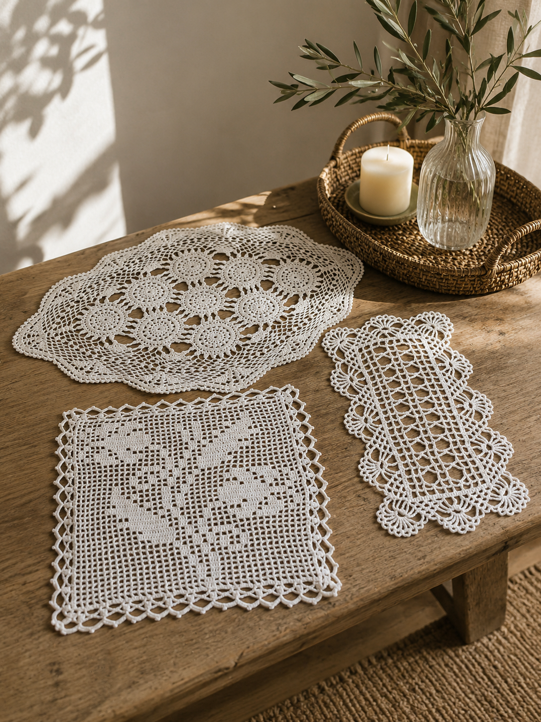 Set de tres tapetes decorativos tejidos a crochet artesanal en color crudo, con diseños ovalado, cuadrado y rectangular, ideales para decorar mesas, cómodas y muebles del hogar.