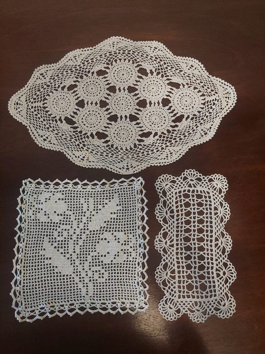 Set de 3 Tapetes Decorativos Tejidos a Crochet Artesanal – Diseños Variados. - Imagen 2