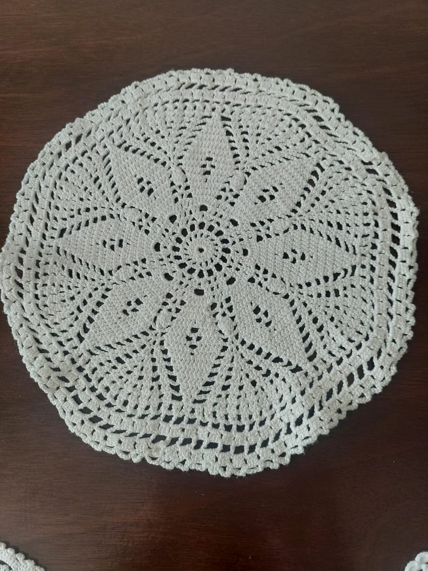 Set de 7 Tapetes Decorativos Tejidos a Crochet Artesanal en Algodón – Diseños Variados. - Imagen 4