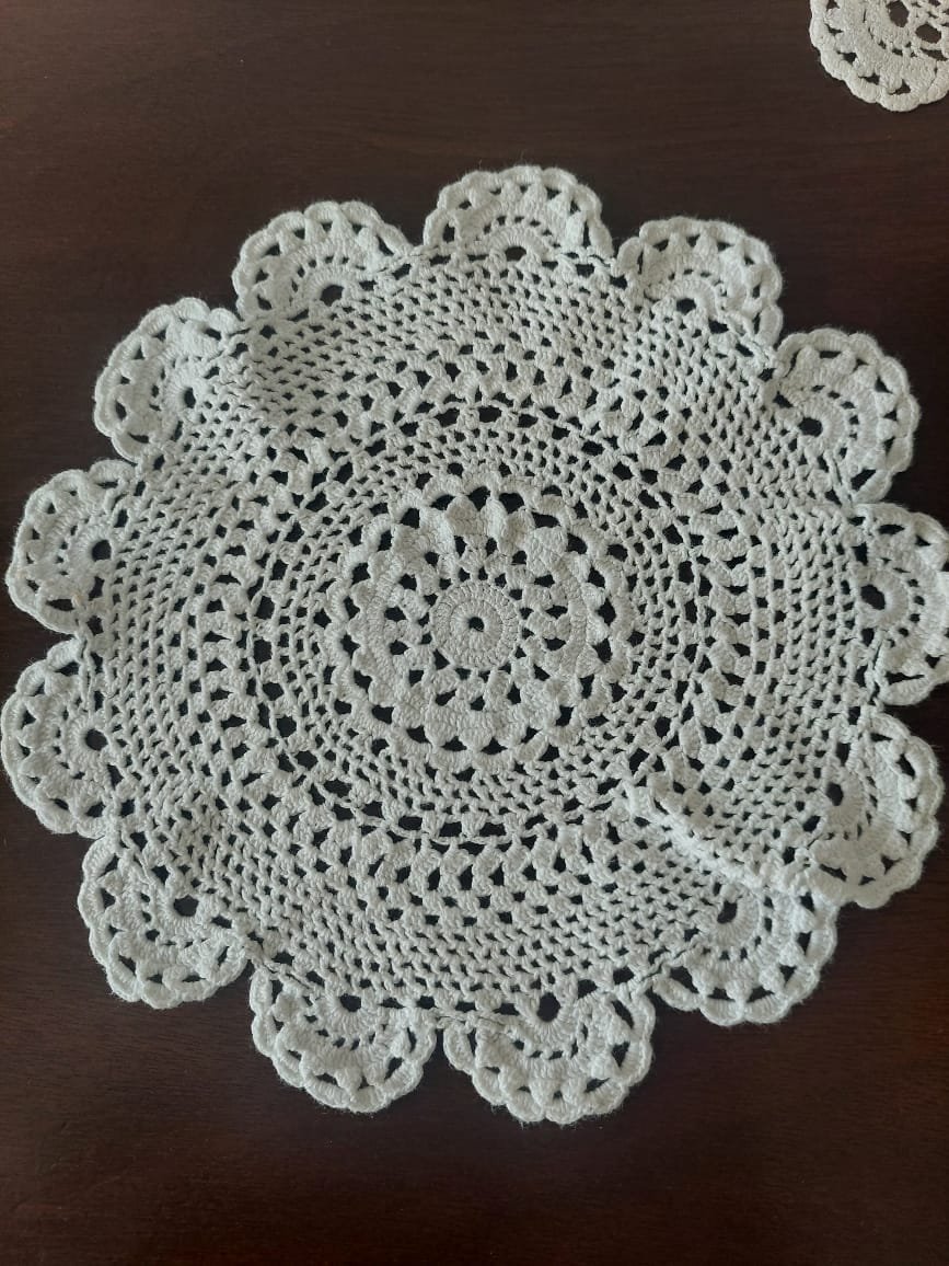 Set de 7 Tapetes Decorativos Tejidos a Crochet Artesanal en Algodón – Diseños Variados. - Imagen 3