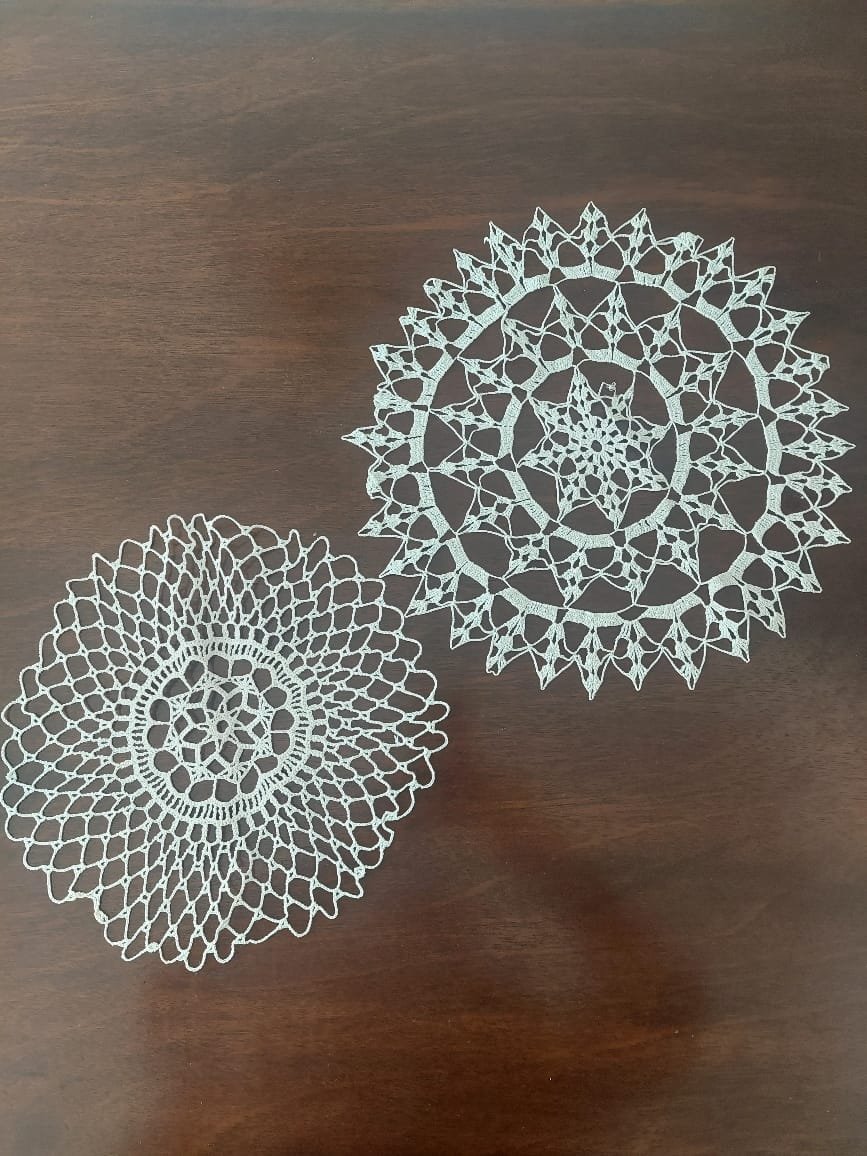 Set de 6 Tapetes Decorativos Tejidos a Crochet Artesanal – Diseños Complementarios. - Imagen 3