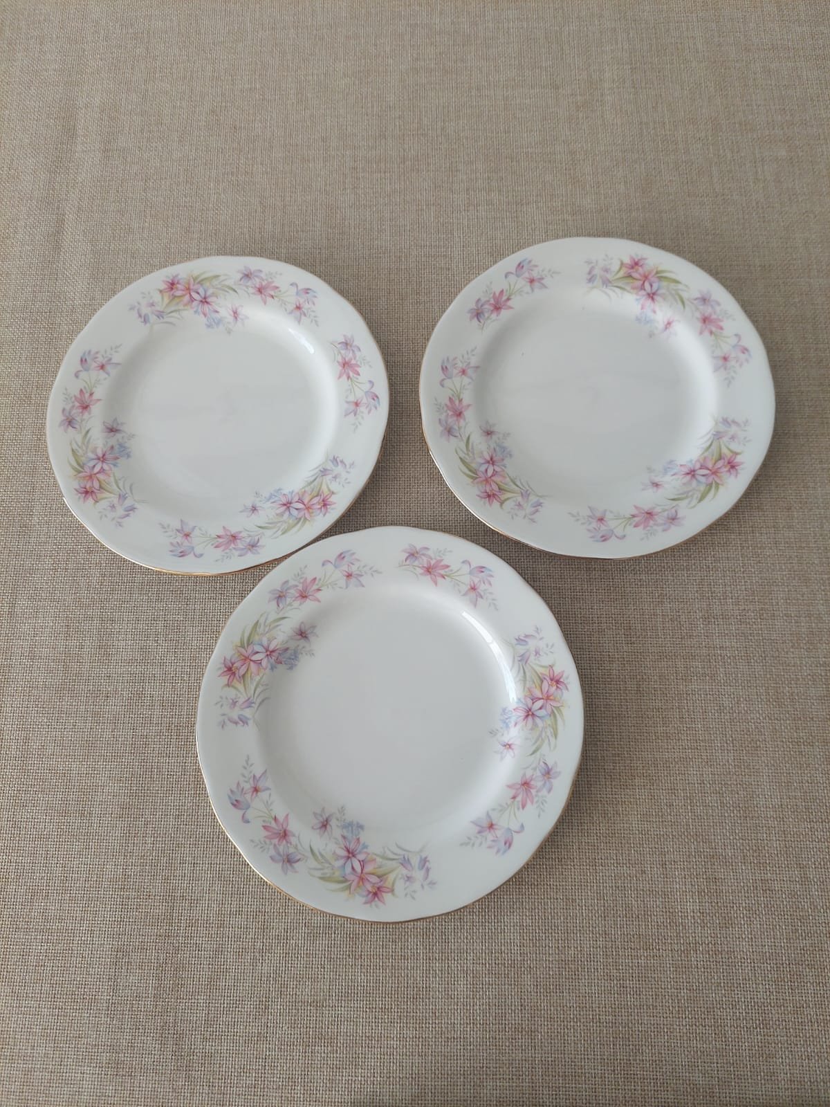 Set de 3 Platos para Pan Duchess Bone China "Riversong" – Fine Bone China Inglesa - Imagen 5