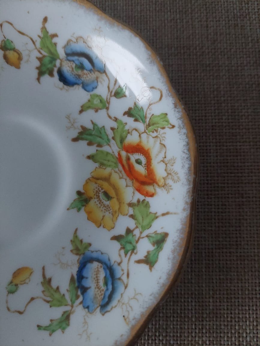 Plato de Té Vintage Royal Albert Crown China – Porcelana Inglesa con Motivo Floral Policromado - Imagen 2