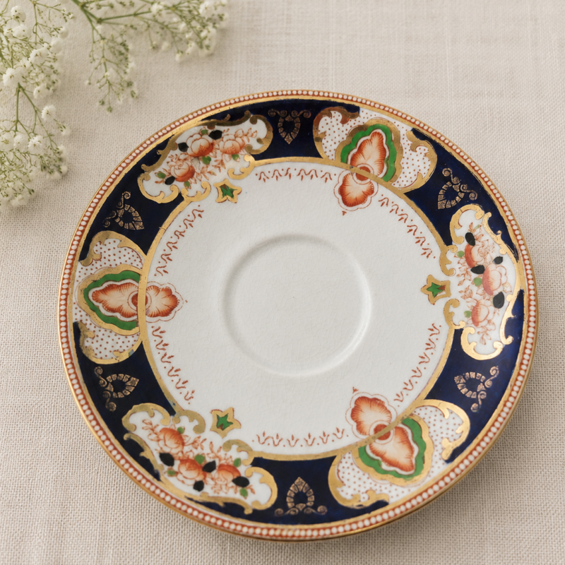 Plato de té vintage Doric China Co. de porcelana inglesa con decoración estilo Imari en azul cobalto, terracota, verde y detalles dorados.