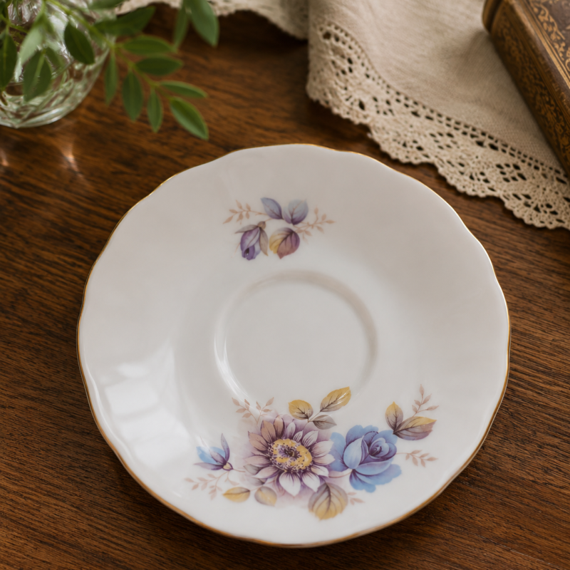 Plato de té vintage Hardleigh Bone China de 14 cm con decoración floral en tonos lavanda, azul y beige, fabricado en Inglaterra.