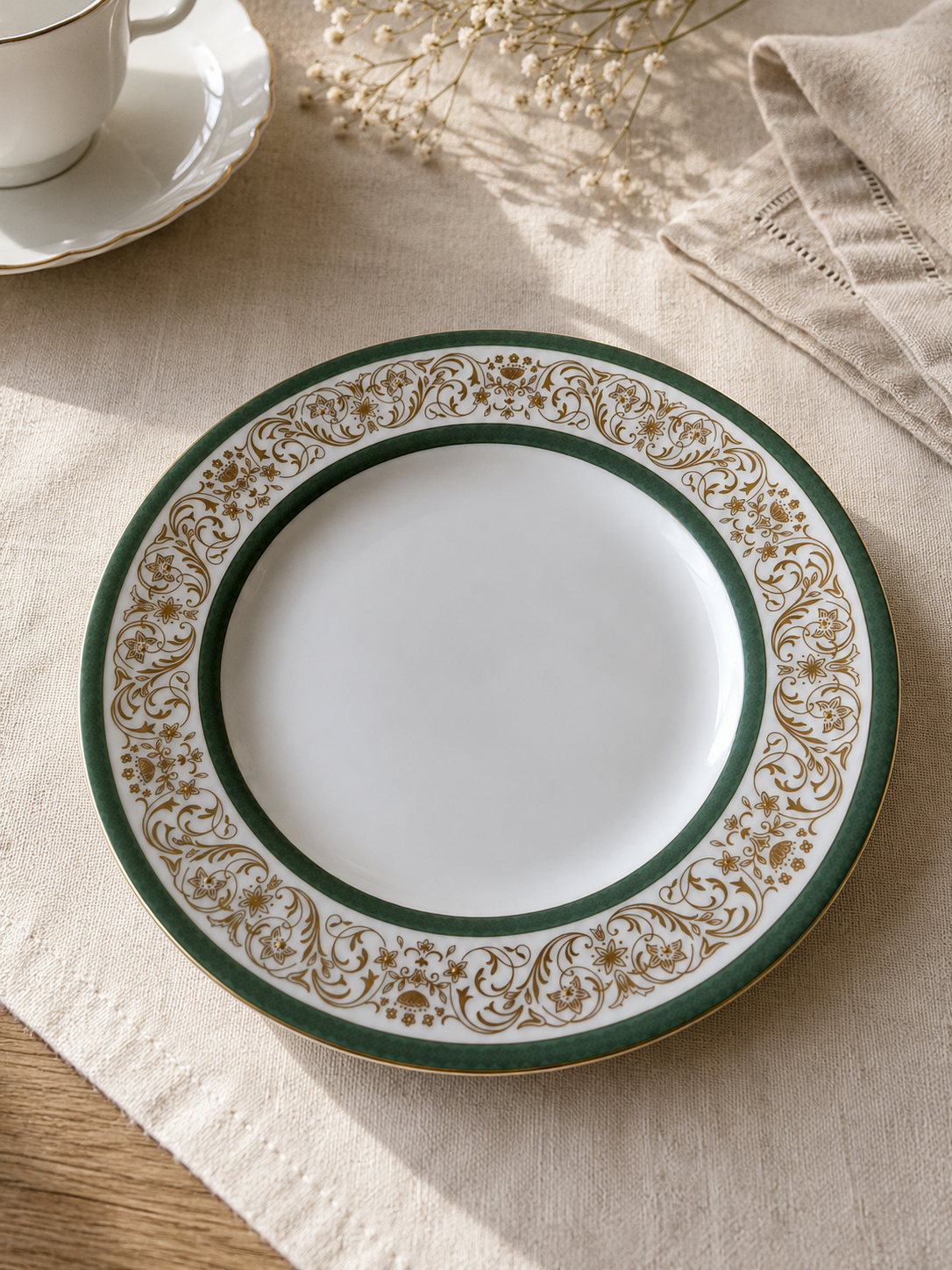 Plato de té vintage Minton Aragon de Fine Bone China inglesa, 16,5 cm, con borde verde y delicados arabescos dorados, en excelente estado.