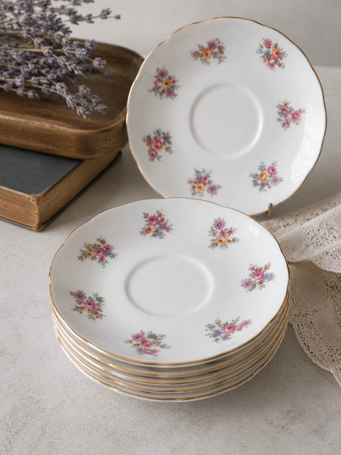 Set de seis platos de té Royal Adderley Floral de Bone China inglesa con pequeños ramilletes florales y borde dorado sobre porcelana blanca.