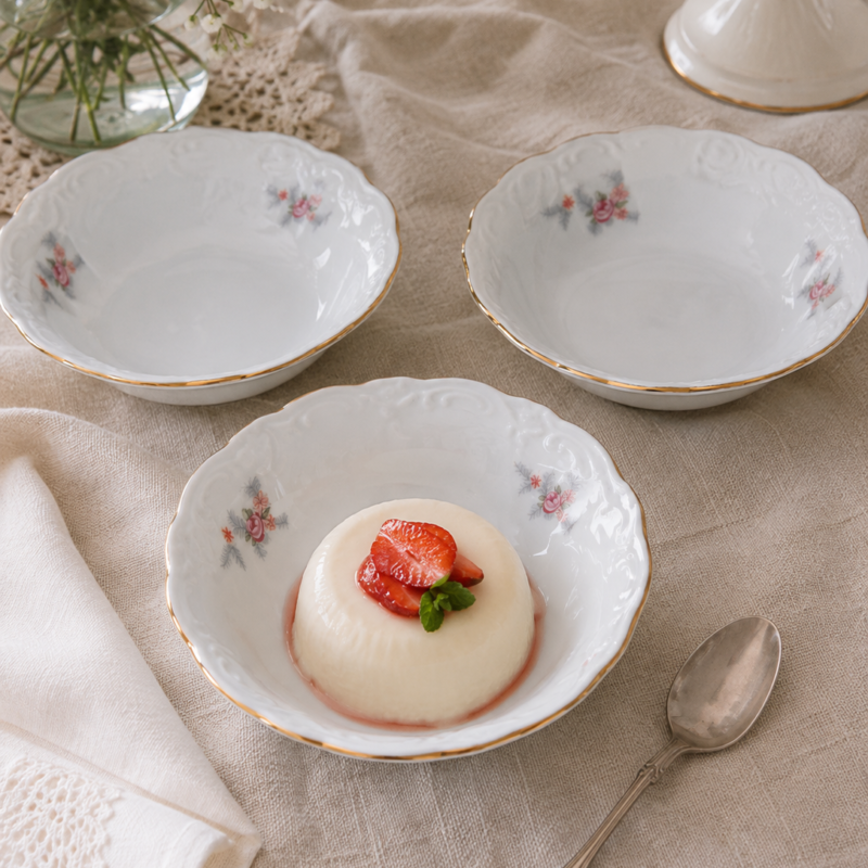 Set de tres posillos de postre vintage de porcelana polaca blanca, con pequeñas flores rosadas, relieve decorativo y borde dorado.