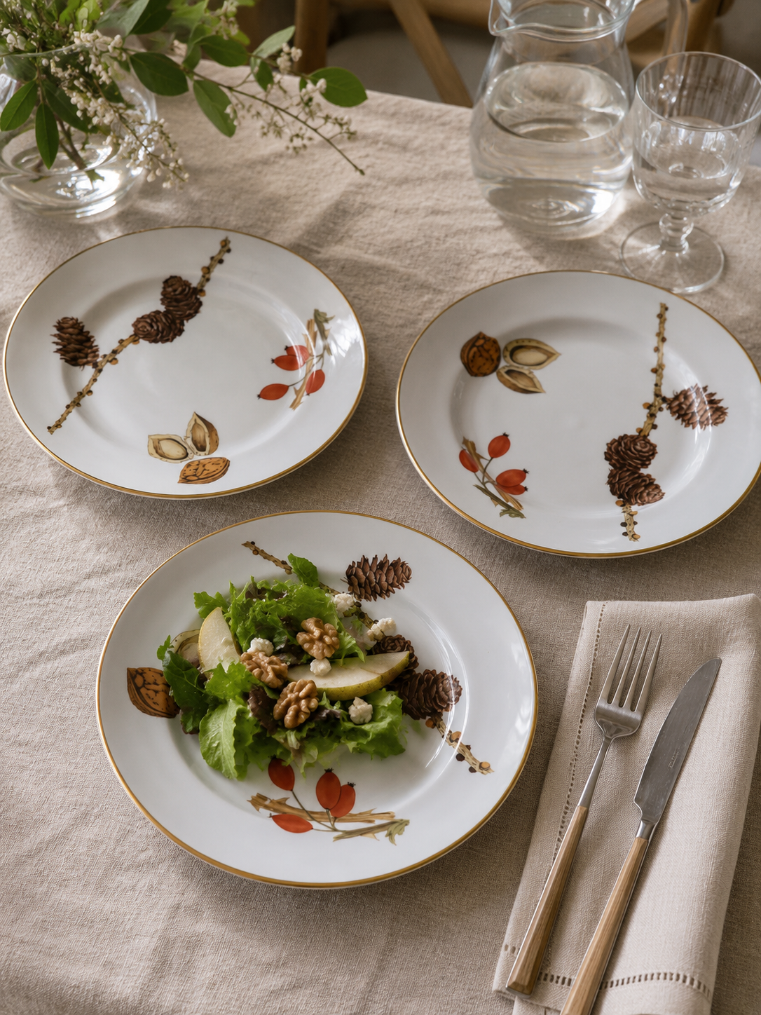 Set de 3 platos de ensalada vintage Royal Worcester Wild Harvest de 20 cm, porcelana inglesa con diseño botánico y borde dorado.