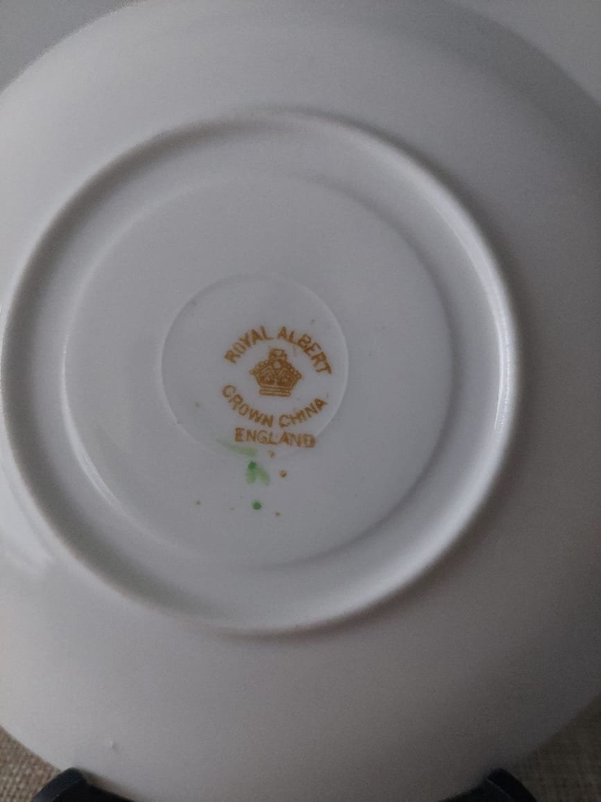 Plato de Té Vintage Royal Albert Crown China – Porcelana Inglesa con Motivo Floral Policromado - Imagen 3