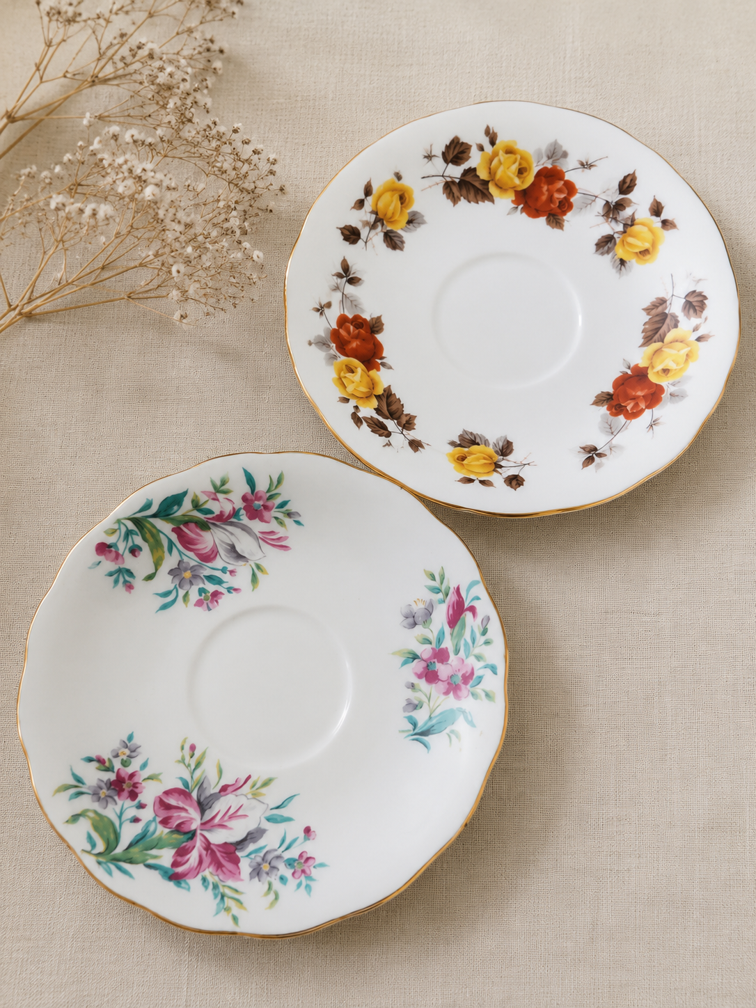 Set de dos platos de té vintage Colclough Bone China de 14 cm con delicados diseños florales y bordes dorados, fabricados en Inglaterra.