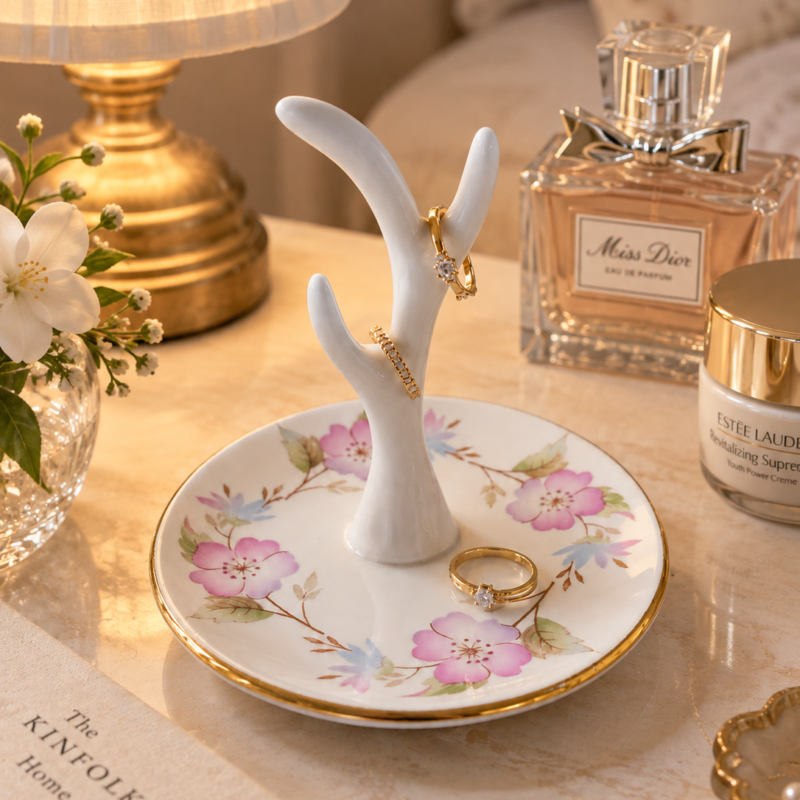 Anillero vintage Clematis Fine Bone China inglés con flores rosadas, borde dorado y soporte central para anillos.