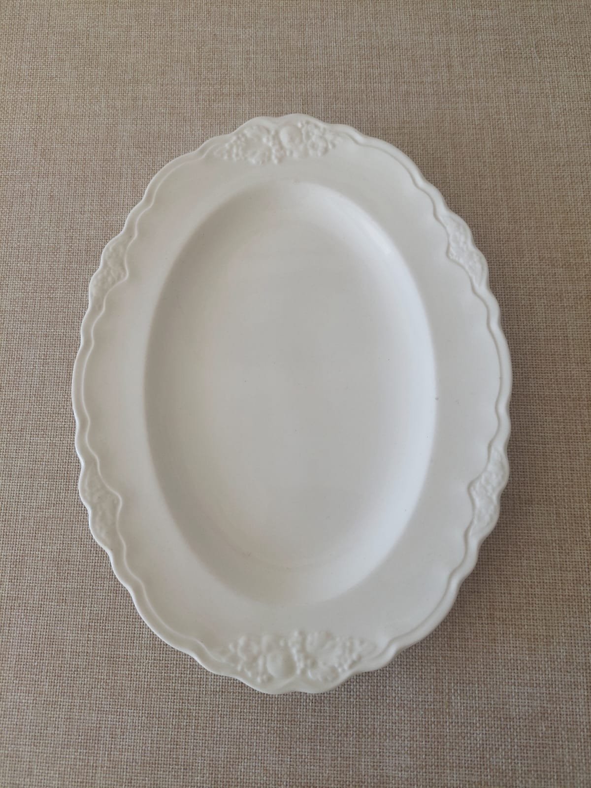 Bandeja Ovalada Vintage Blanca con Relieve Floral - Imagen 4