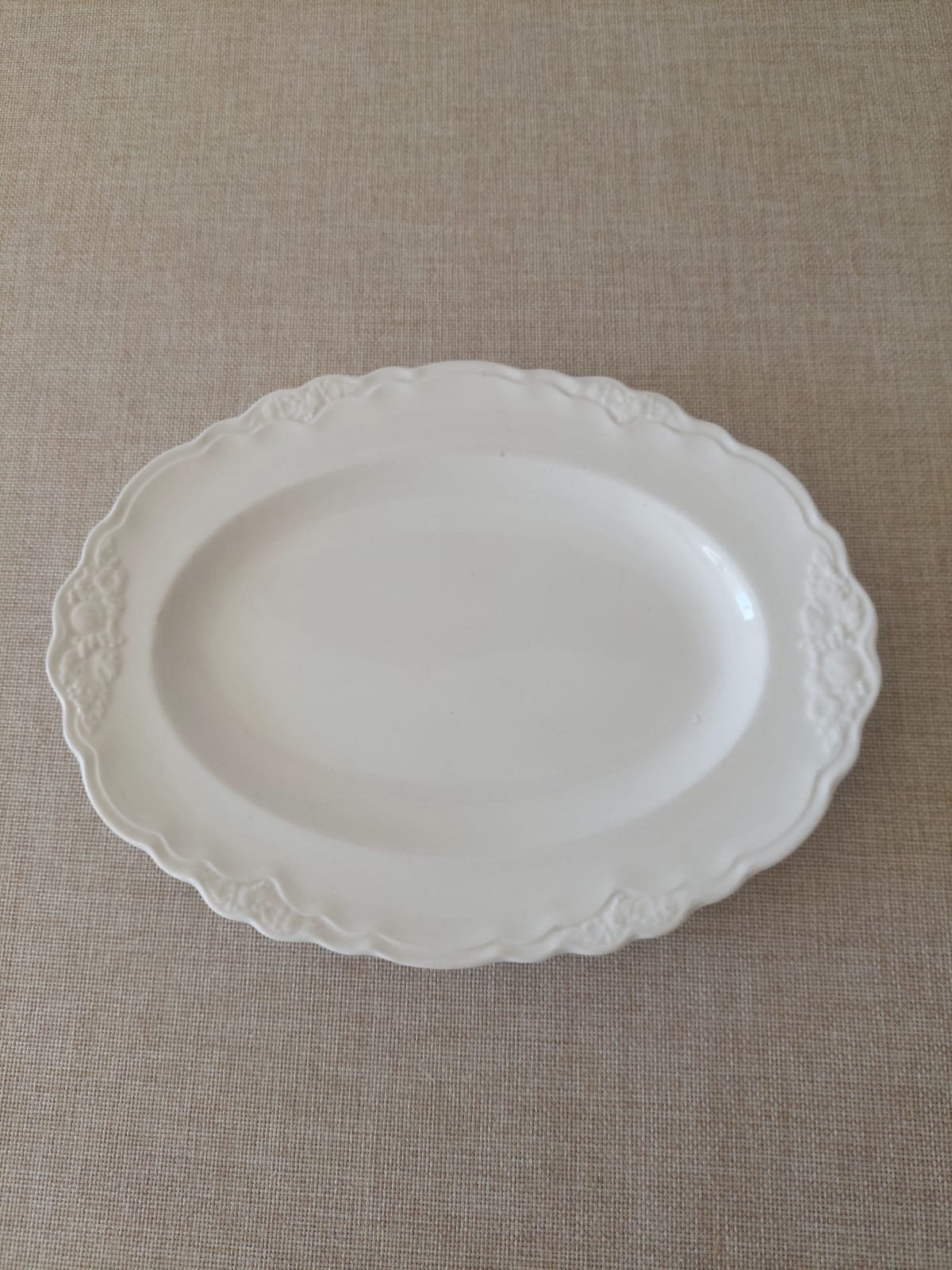 Bandeja Ovalada Vintage Blanca con Relieve Floral - Imagen 2