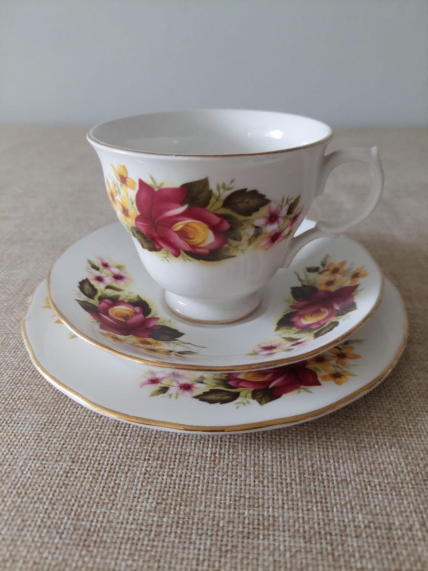 Trío de Té Vintage Gainsborough Bone China – Rosas Burdeos y Flores, Inglaterra - Imagen 2