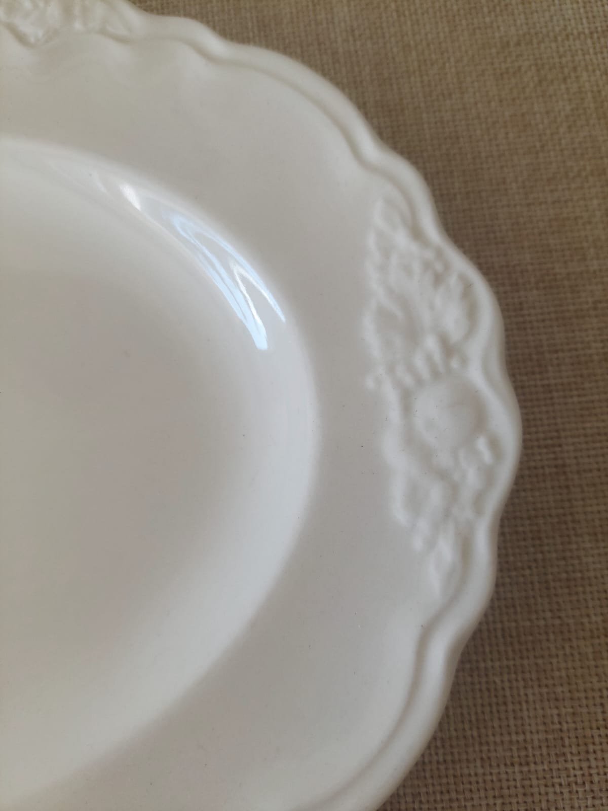 Bandeja Ovalada Vintage Blanca con Relieve Floral - Imagen 3