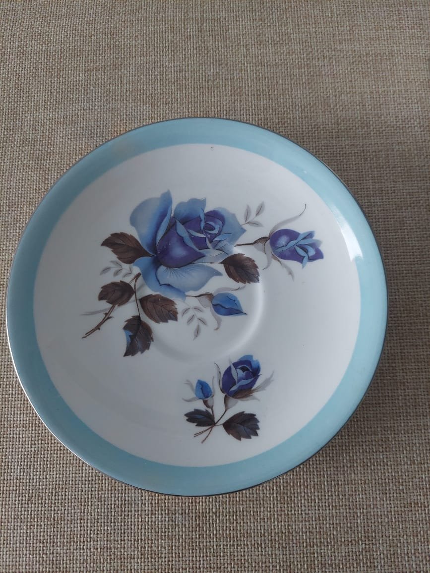 Colección Windsor Bone China – Dúo de Té + Set Lechero y Terronero con Rosas Azules - Imagen 3