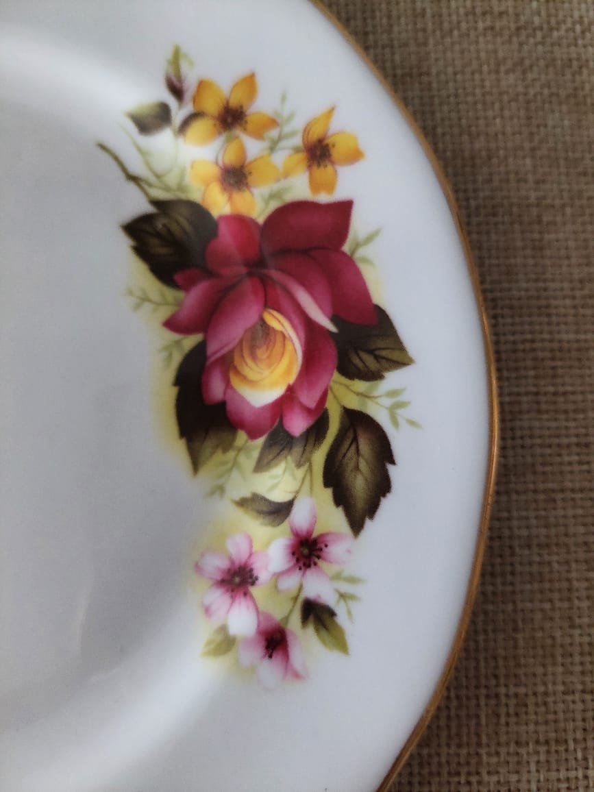 Trío de Té Vintage Gainsborough Bone China – Rosas Burdeos y Flores, Inglaterra - Imagen 5
