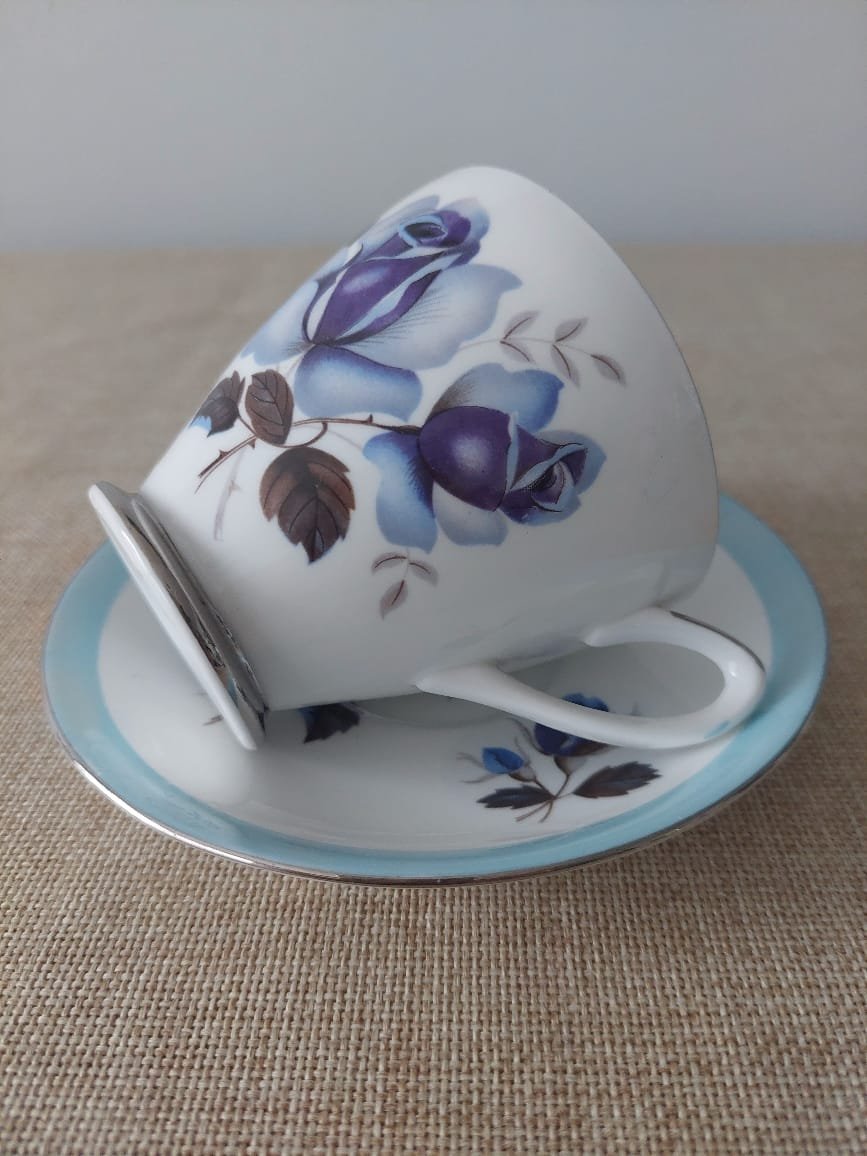 Colección Windsor Bone China – Dúo de Té + Set Lechero y Terronero con Rosas Azules - Imagen 2