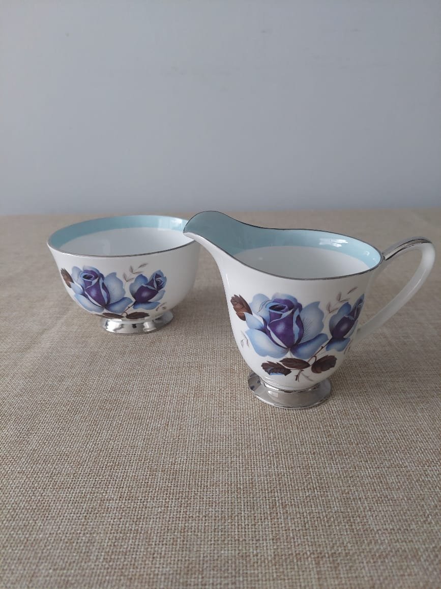Colección Windsor Bone China – Dúo de Té + Set Lechero y Terronero con Rosas Azules - Imagen 5