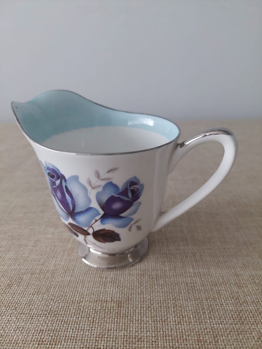 Colección Windsor Bone China – Dúo de Té + Set Lechero y Terronero con Rosas Azules - Imagen 6