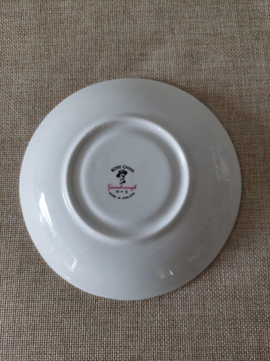 Trío de Té Vintage Gainsborough Bone China – Rosas Burdeos y Flores, Inglaterra - Imagen 4