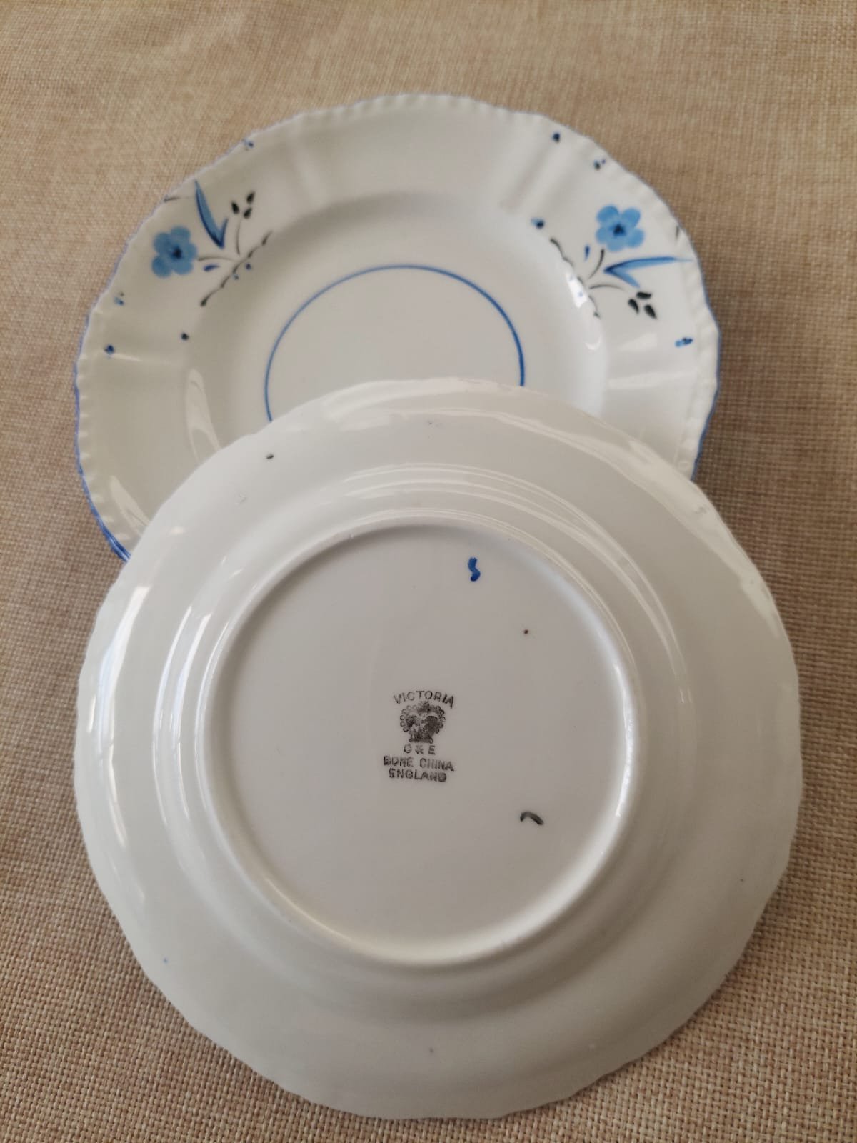 Set 3 Platos de Té Vintage Victoria C&E Bone China – Inglaterra - Imagen 5
