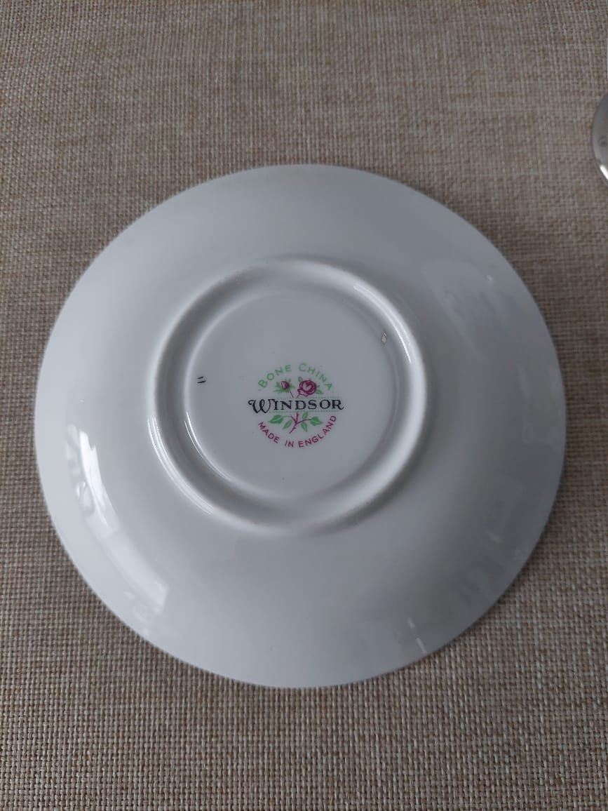 Colección Windsor Bone China – Dúo de Té + Set Lechero y Terronero con Rosas Azules - Imagen 4
