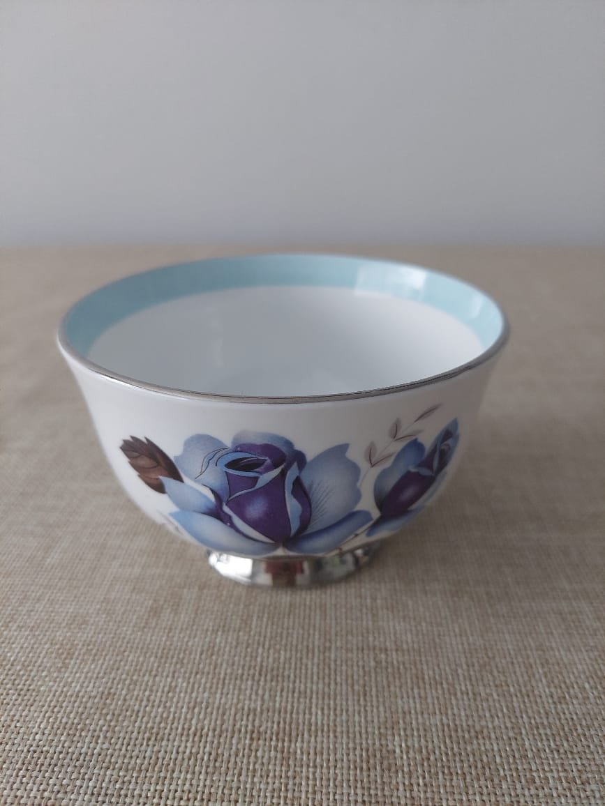 Colección Windsor Bone China – Dúo de Té + Set Lechero y Terronero con Rosas Azules - Imagen 7