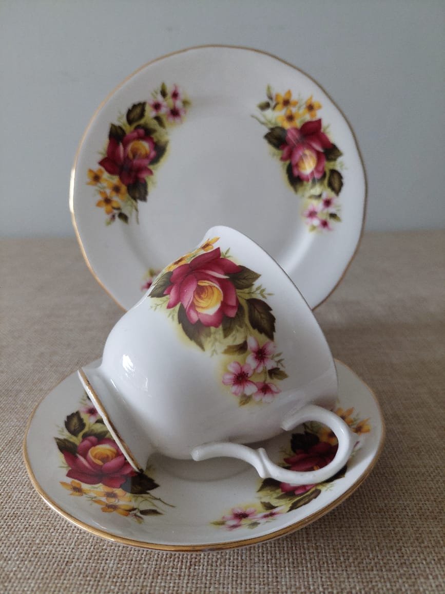 Trío de Té Vintage Gainsborough Bone China – Rosas Burdeos y Flores, Inglaterra - Imagen 3