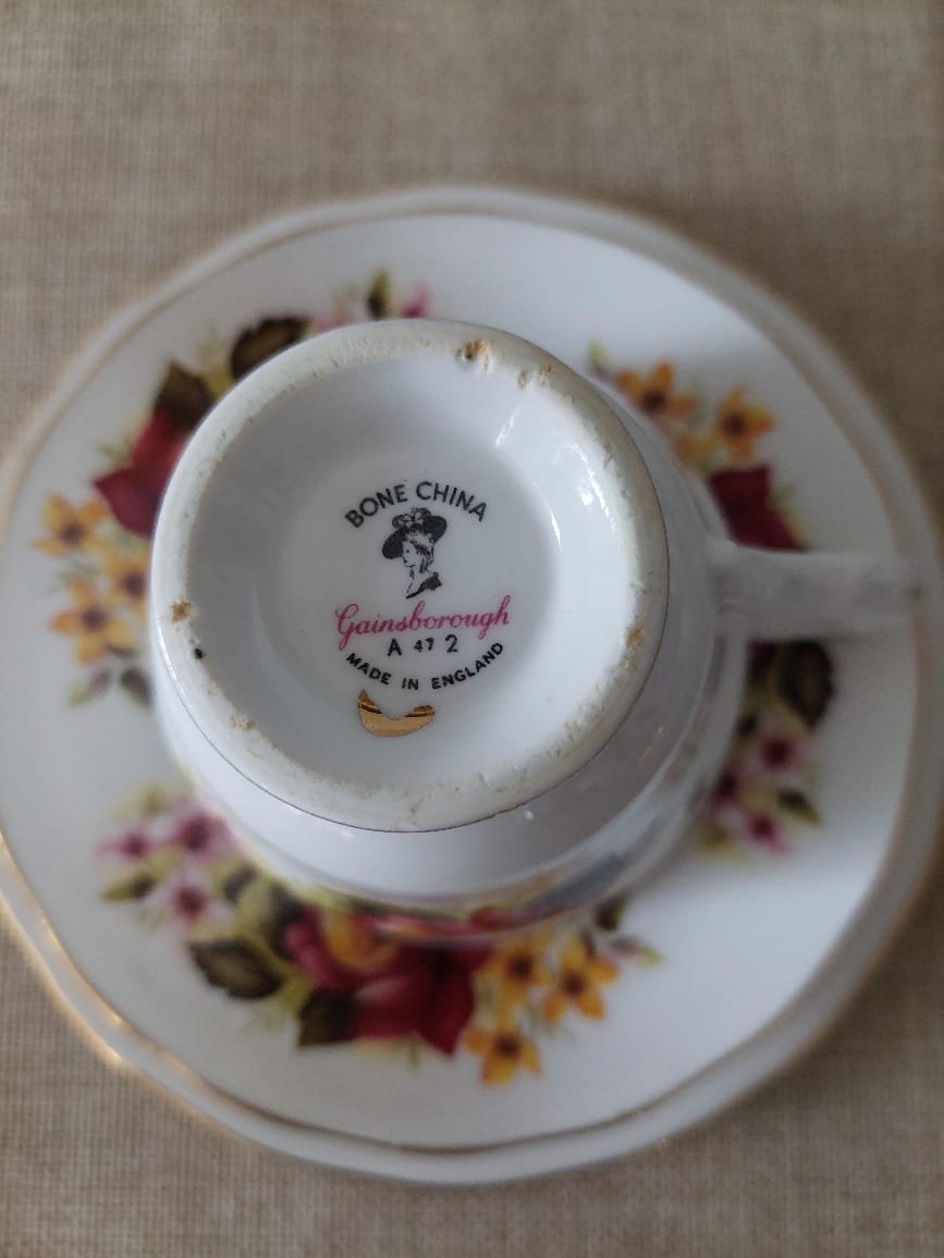 Trío de Té Vintage Gainsborough Bone China – Rosas Burdeos y Flores, Inglaterra - Imagen 6