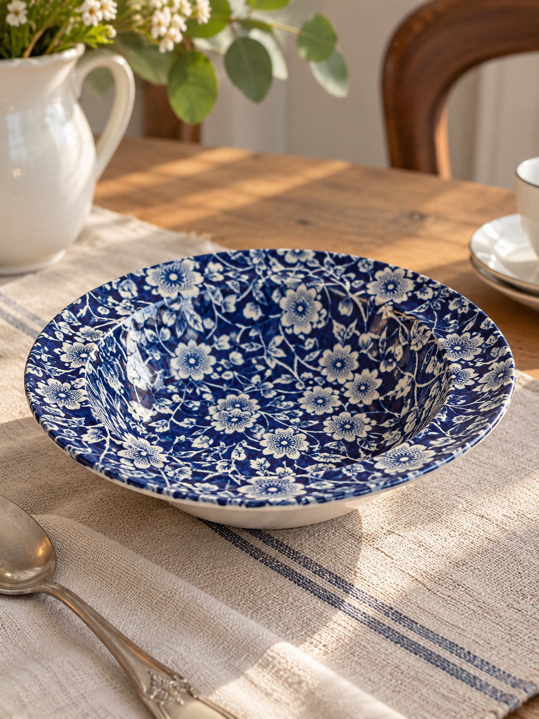 Pocillo hondo Burleigh Calico de 15 cm, loza inglesa azul cobalto y blanca con decoración floral, Staffordshire England.